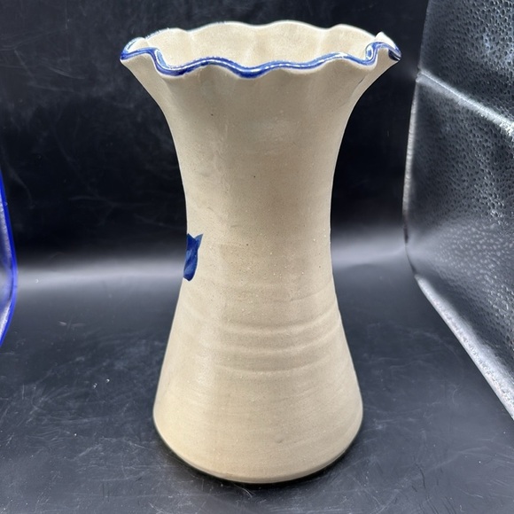 Williamsburg pottery vase. Blue and cream. Beautiful. 7” tall 3.5” wide. - Picture 5 of 10